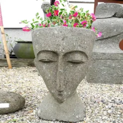 Abstrakter Steinkopf Batari Als Pflanzgefäß