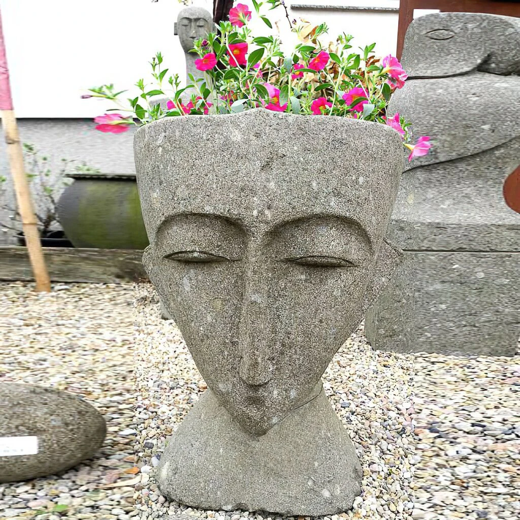 Abstrakter Steinkopf Batari Als Pflanzgefäß 1 Abstrakter Steinkopf Batari Als Pflanzgefäß