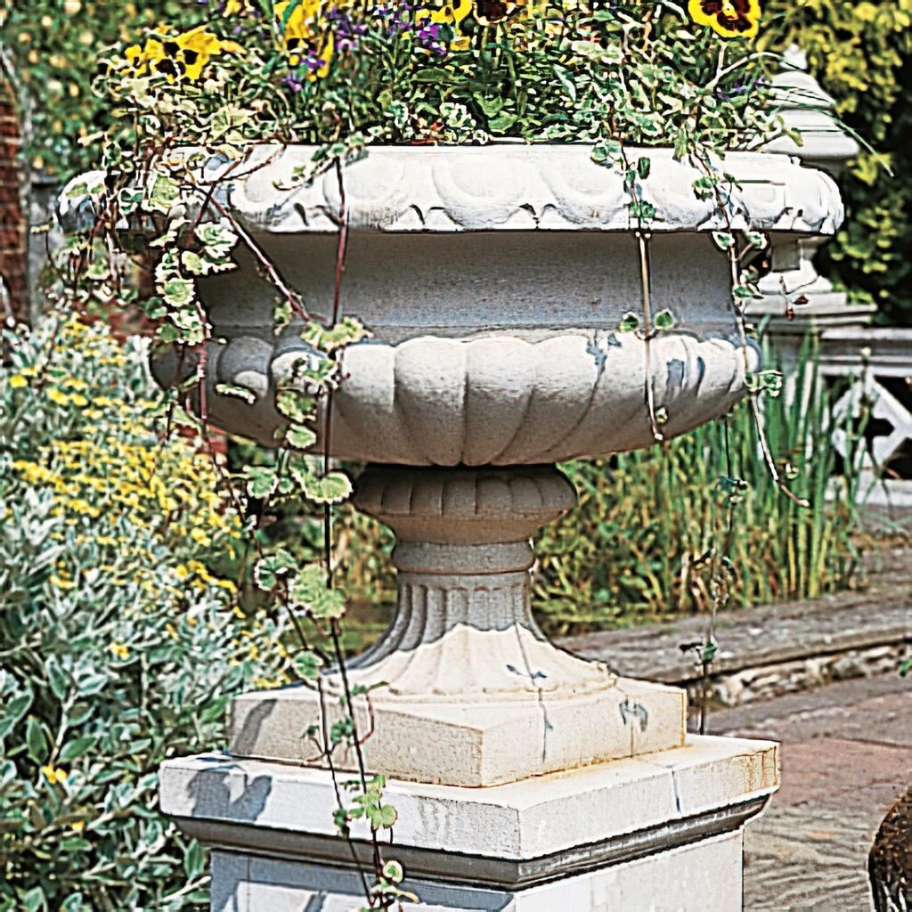 Großer Blumentopf Historisch - Beeston Castle 1 Großer Blumentopf Historisch - Beeston Castle