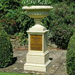 Stein Gartenamphore Mit Sockel Und Inschrift - Cuthred Park