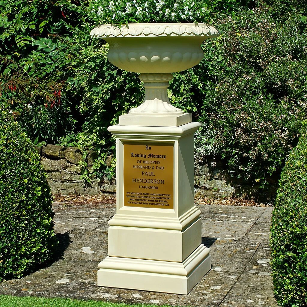 Stein Gartenamphore Mit Sockel Und Inschrift - Cuthred Park 1 Stein Gartenamphore Mit Sockel Und Inschrift - Cuthred Park