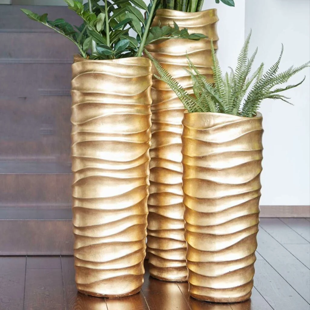 XXL Indoor Pflanzvase Mit Einsatz - Polystone - Gold - Rund - Exotische Rillen - Djuma 1 XXL Indoor Pflanzvase Mit Einsatz - Polystone - Gold - Rund - Exotische Rillen - Djuma